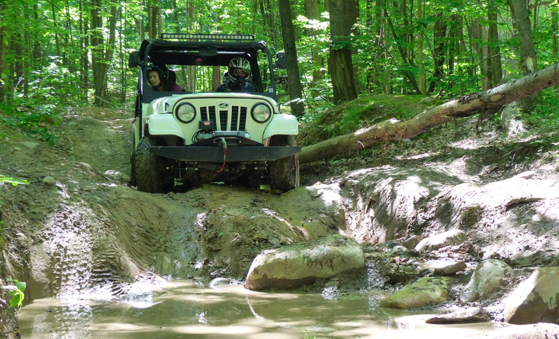 Illustration for article titled Here's How The Mahindra Roxor Compares To A 1948 Willys CJ-2A Jeep Off-Road